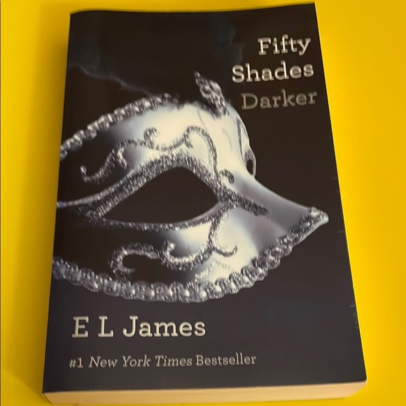5/$5 Fifty Shades Darker Book by E L James. Softcover - Picture 1 of 4